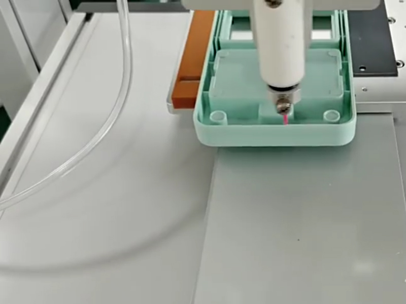 桌面式三轴全自动点胶机视频